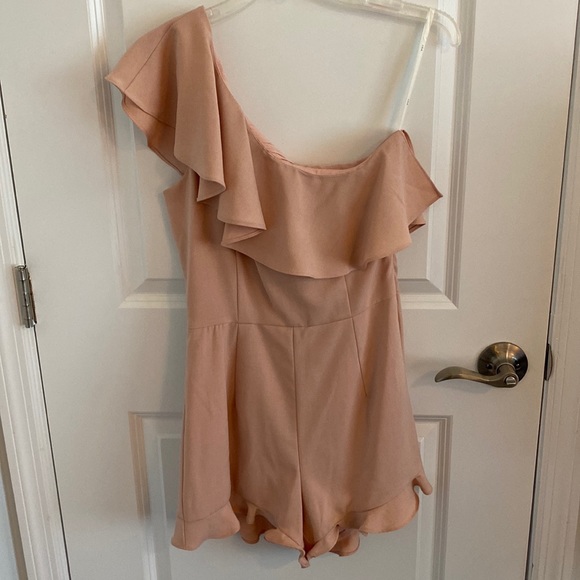 Adorable One Shoulder Romper NWT - Picture 16 of 16